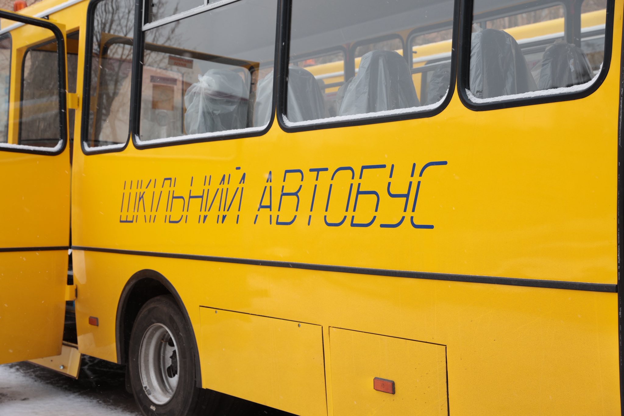 Для дев’яти громад Вінниччини передали 11 шкільних автобусів - фото 3