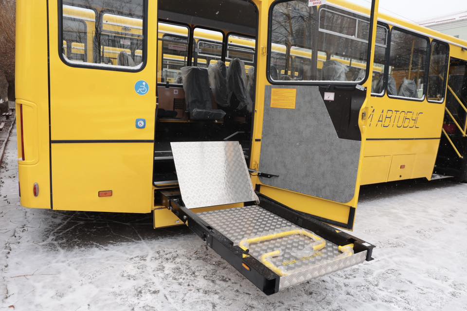 Для дев’яти громад Вінниччини передали 11 шкільних автобусів - фото 4