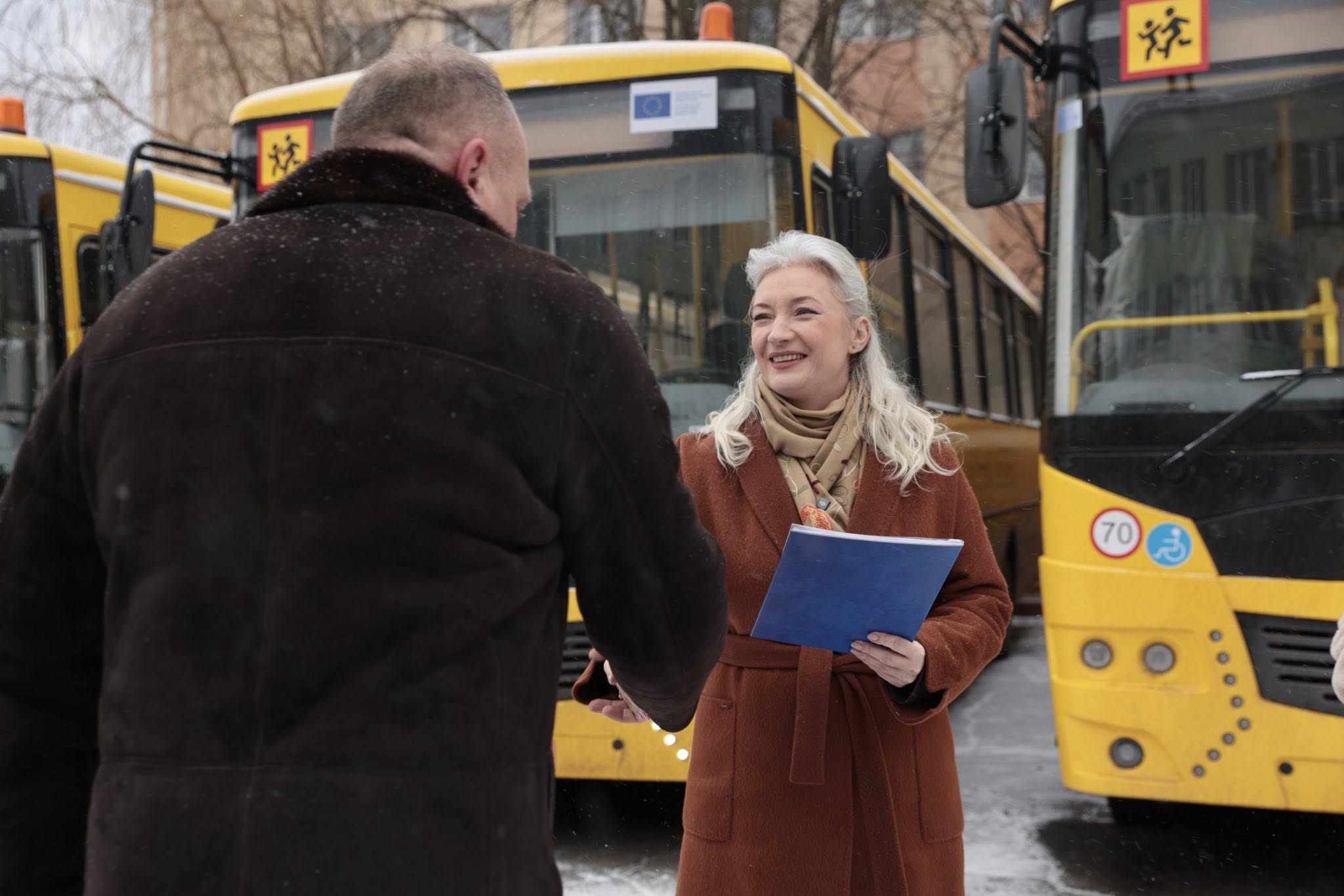 Для дев’яти громад Вінниччини передали 11 шкільних автобусів - фото 8