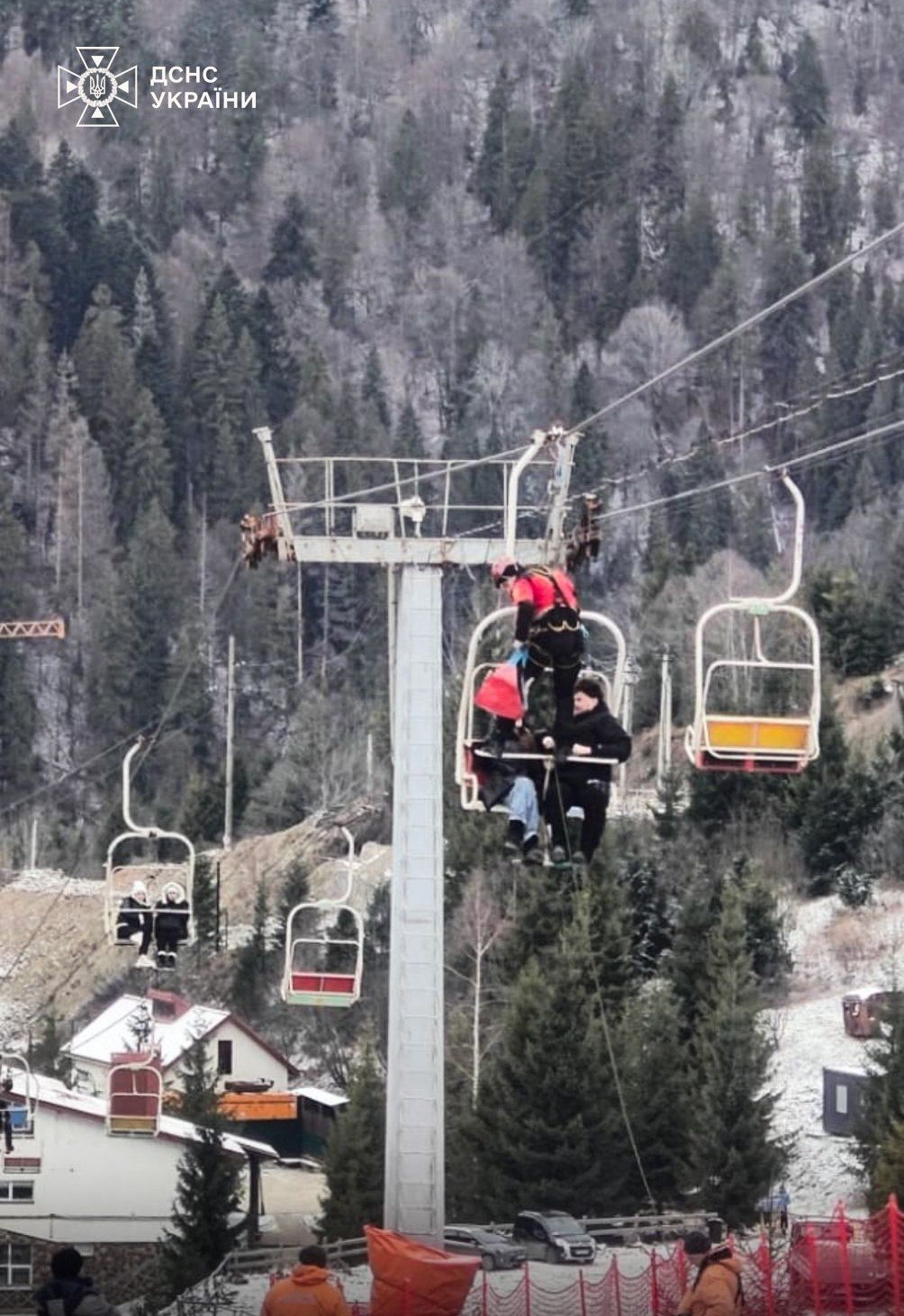 На горі Захар Беркут зупинився підйомник: триває евакуація туристів