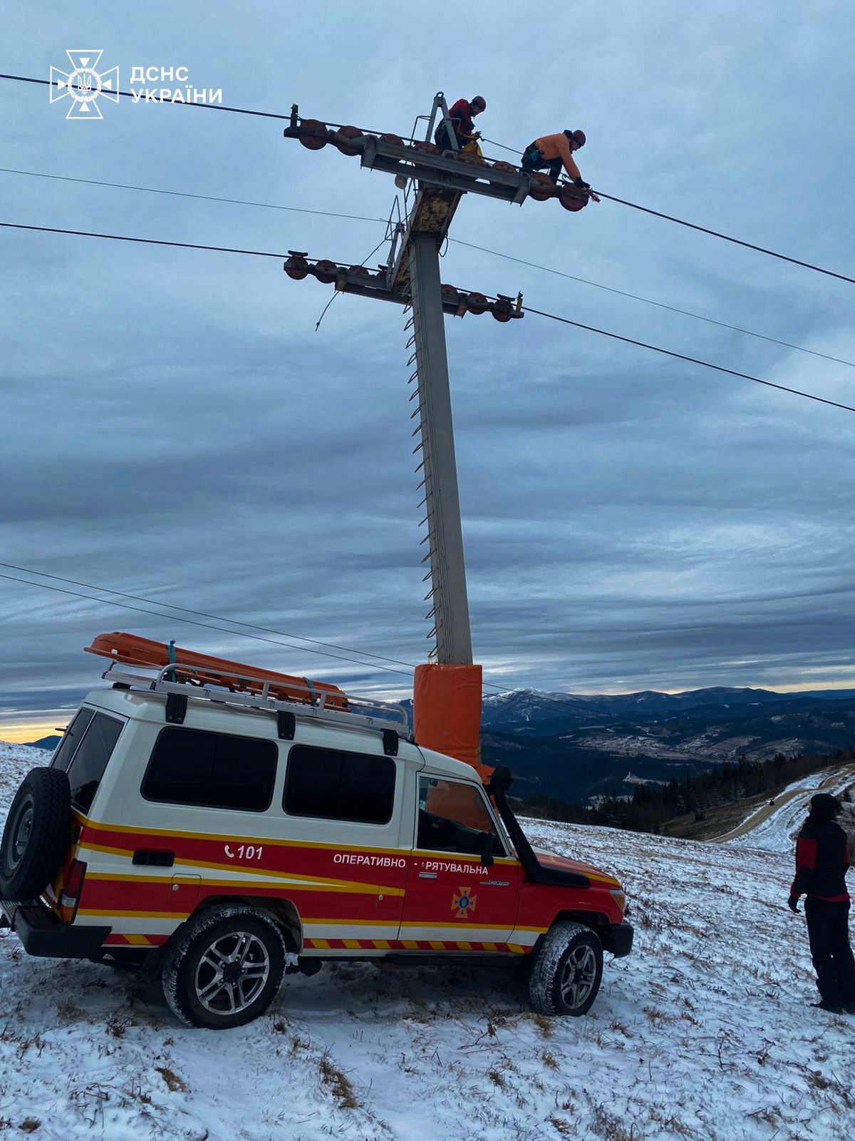 На горі Захар Беркут зупинився підйомник: триває евакуація туристів - фото 3