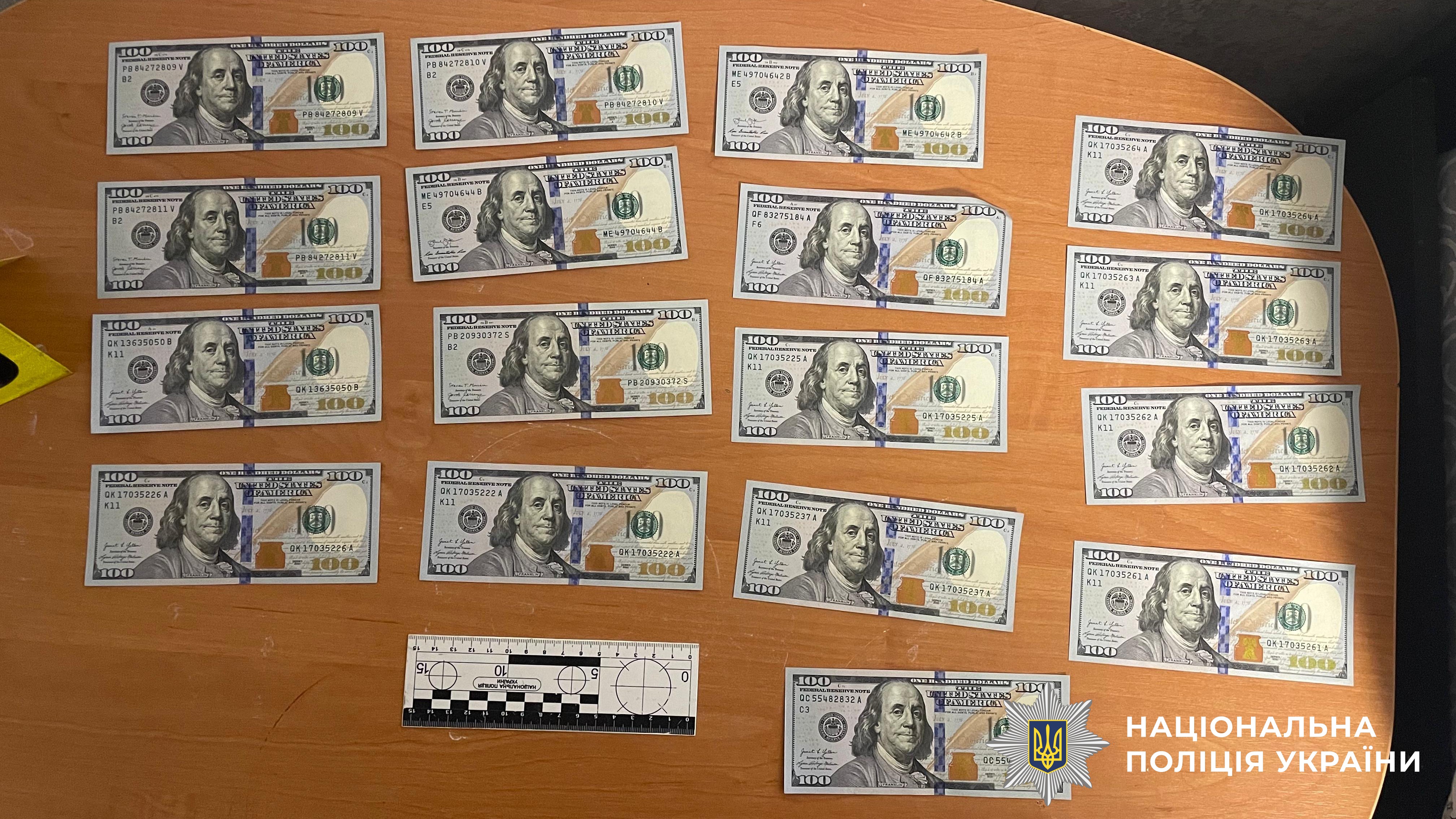 У селі на Вінниччині чоловіки викрали з хати три тисячі доларів