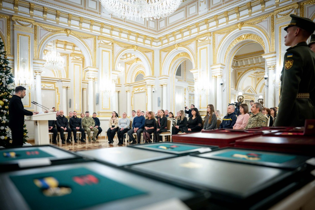 Зеленський вручив ордени «Золота Зірка» Героям України та передав нагороди рідним загиблих захисників