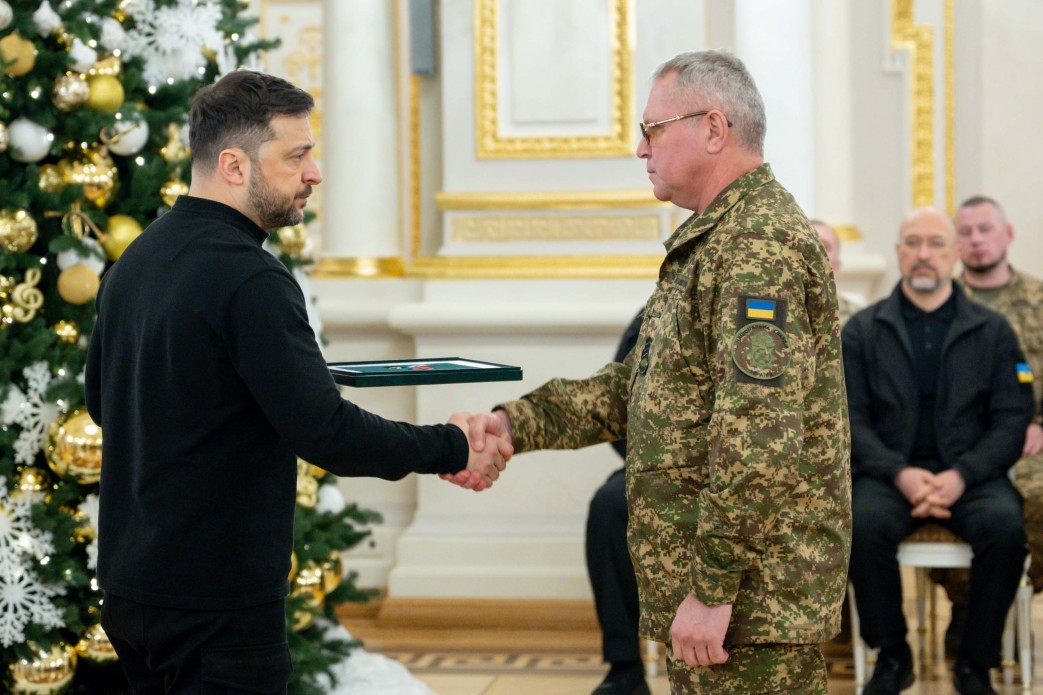 Зеленський вручив ордени «Золота Зірка» Героям України та передав нагороди рідним загиблих захисників - фото 2