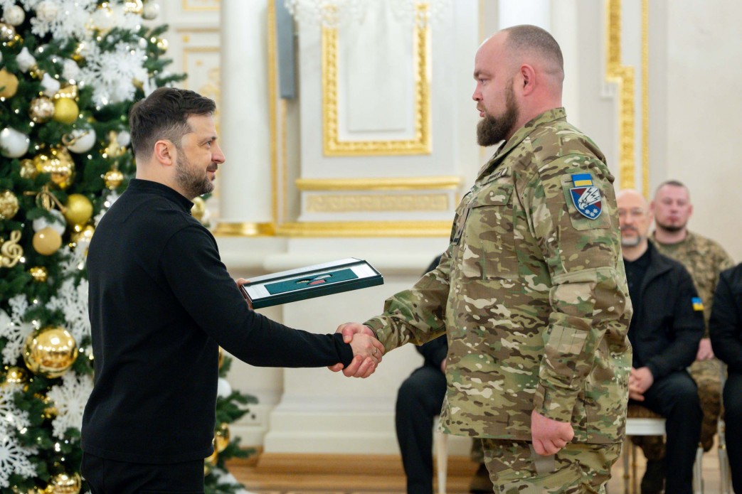 Зеленський вручив ордени «Золота Зірка» Героям України та передав нагороди рідним загиблих захисників - фото 5