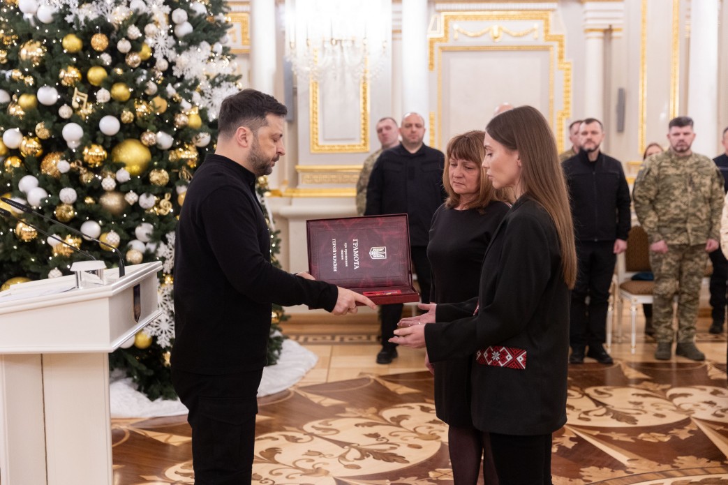 Зеленський вручив ордени «Золота Зірка» Героям України та передав нагороди рідним загиблих захисників - фото 3
