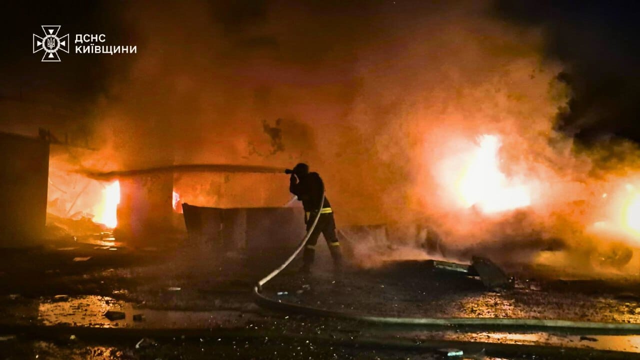 РФ завдала ударів по критичній інфраструктурі та будинках на Київщині - фото 5