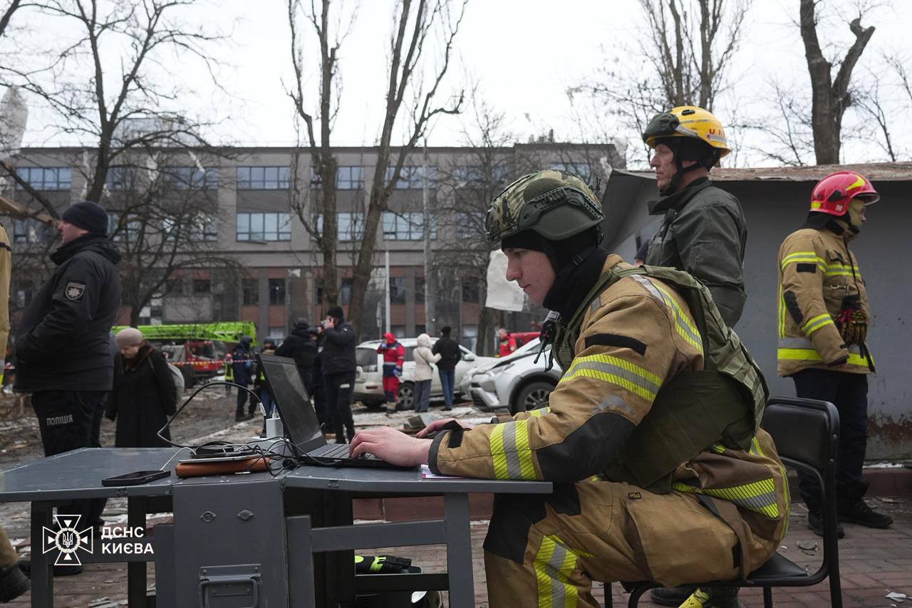 Внаслідок ворожої атаки в Києві постраждали 32 людини, 1 чоловік загинув, працюють штаби - фото 2