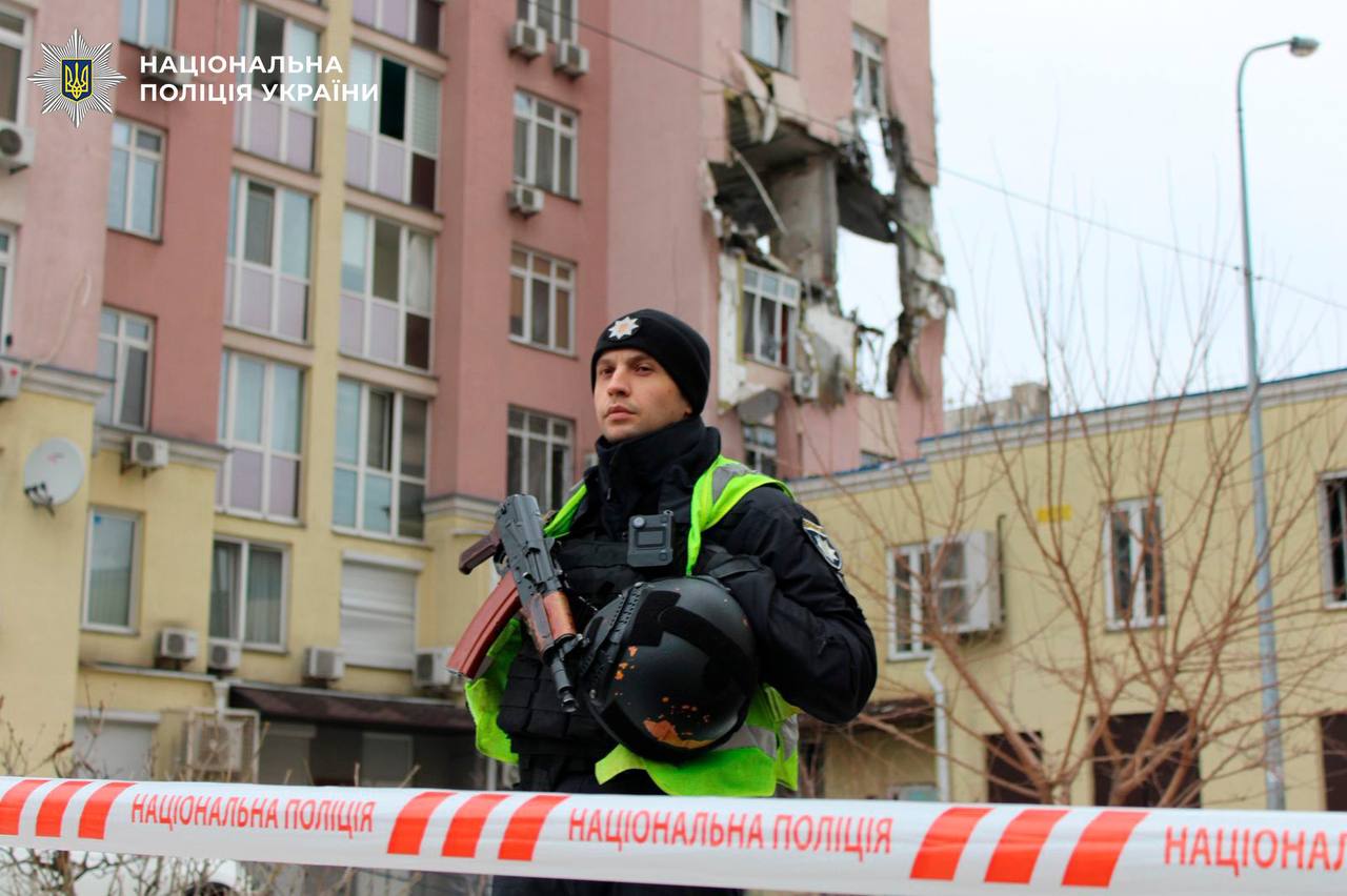 Внаслідок ворожої атаки в Києві постраждали 32 людини, 1 чоловік загинув, працюють штаби - фото 3