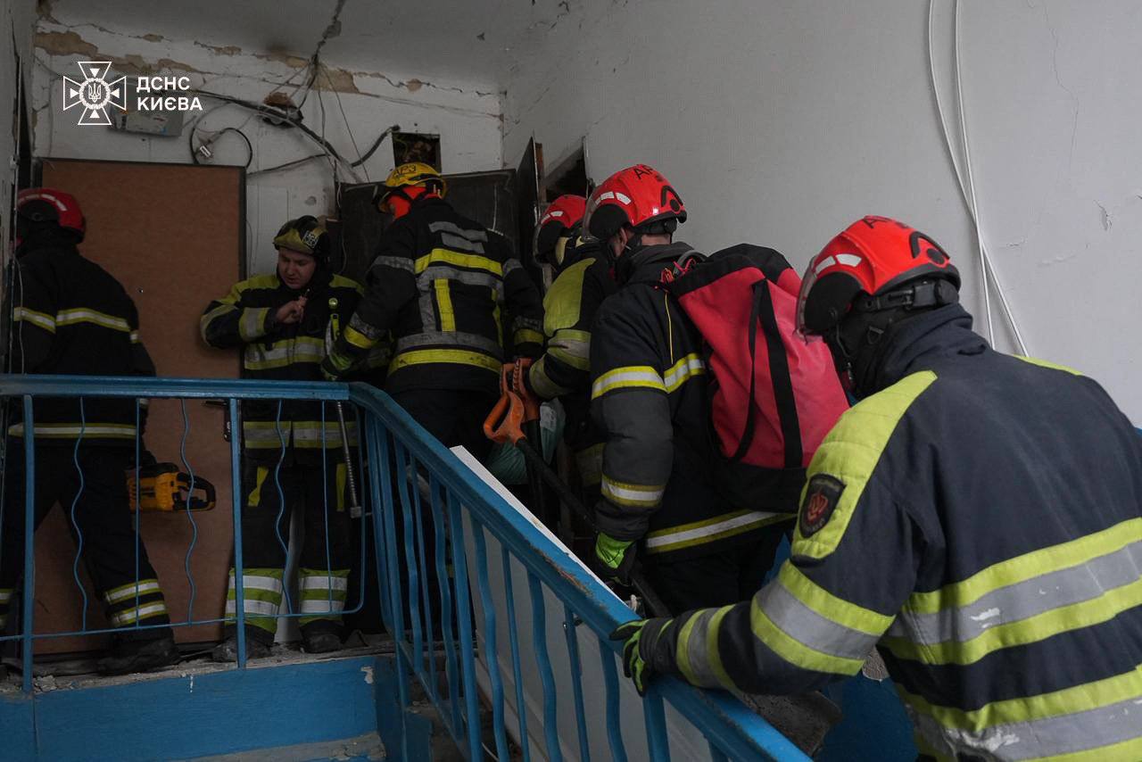 Внаслідок ворожої атаки в Києві постраждали 32 людини, 1 чоловік загинув, працюють штаби - фото 6