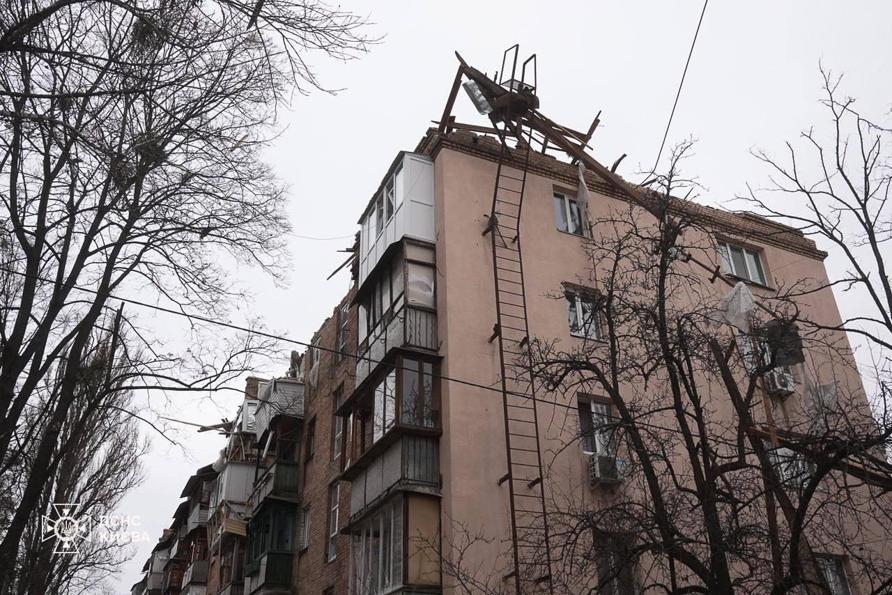 Внаслідок ворожої атаки в Києві постраждали 32 людини, 1 чоловік загинув, працюють штаби - фото 7
