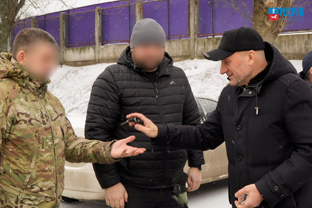 Громада Черкас передала військовим на фронт два позашляховики