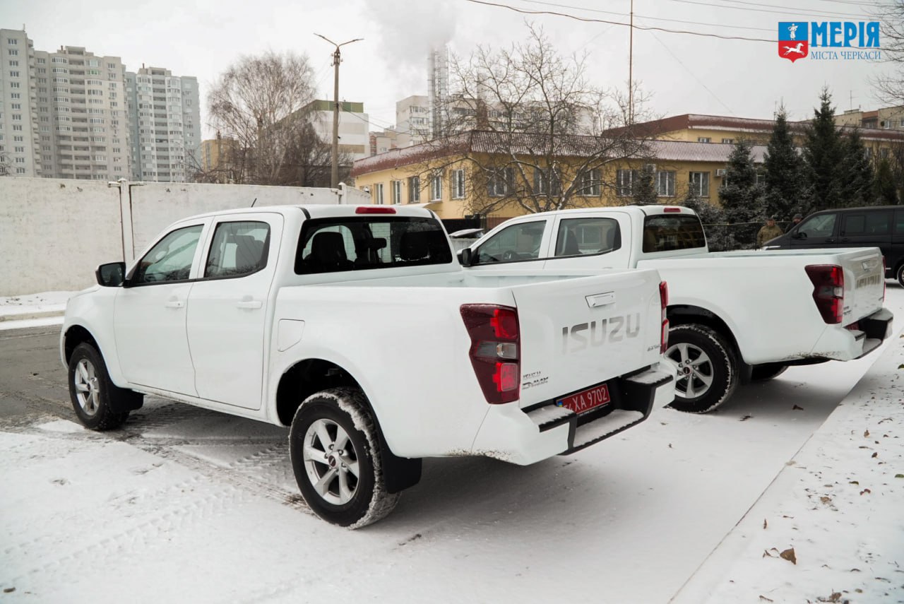 Громада Черкас передала військовим на фронт два позашляховики - фото 2