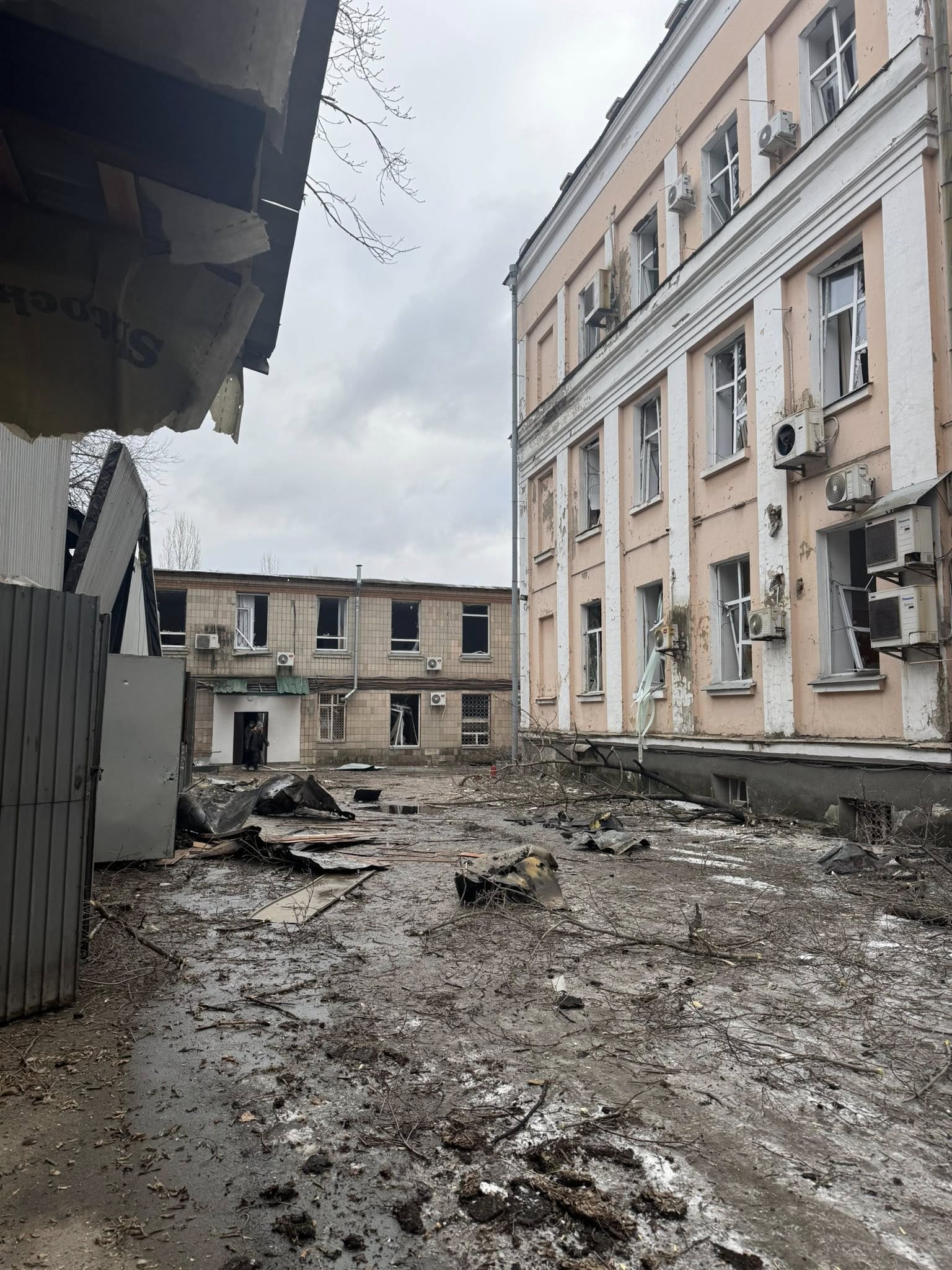 Під час обстрілу Києва пошкоджено одну з будівель Міносвіти