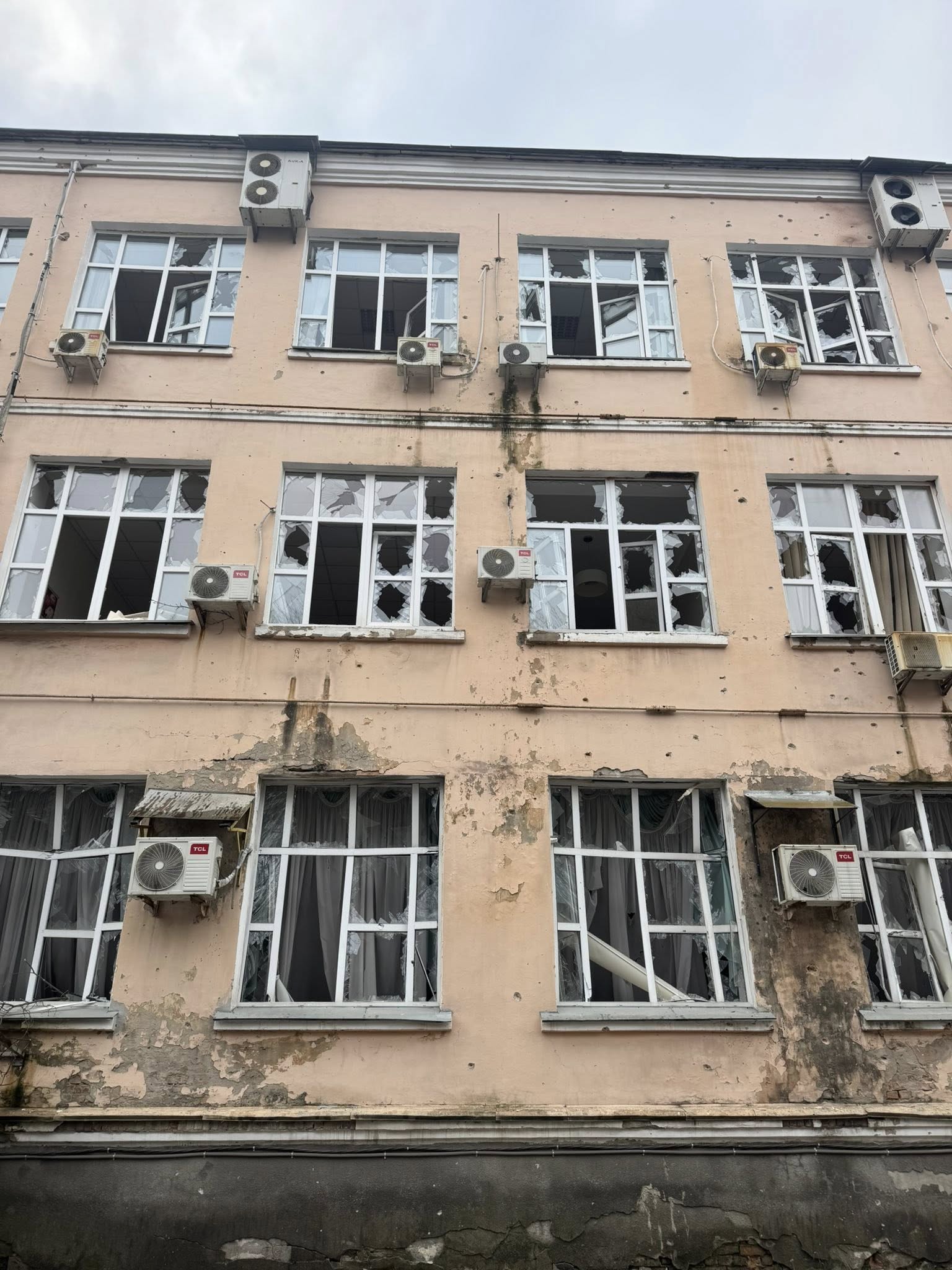 Під час обстрілу Києва пошкоджено одну з будівель Міносвіти - фото 2