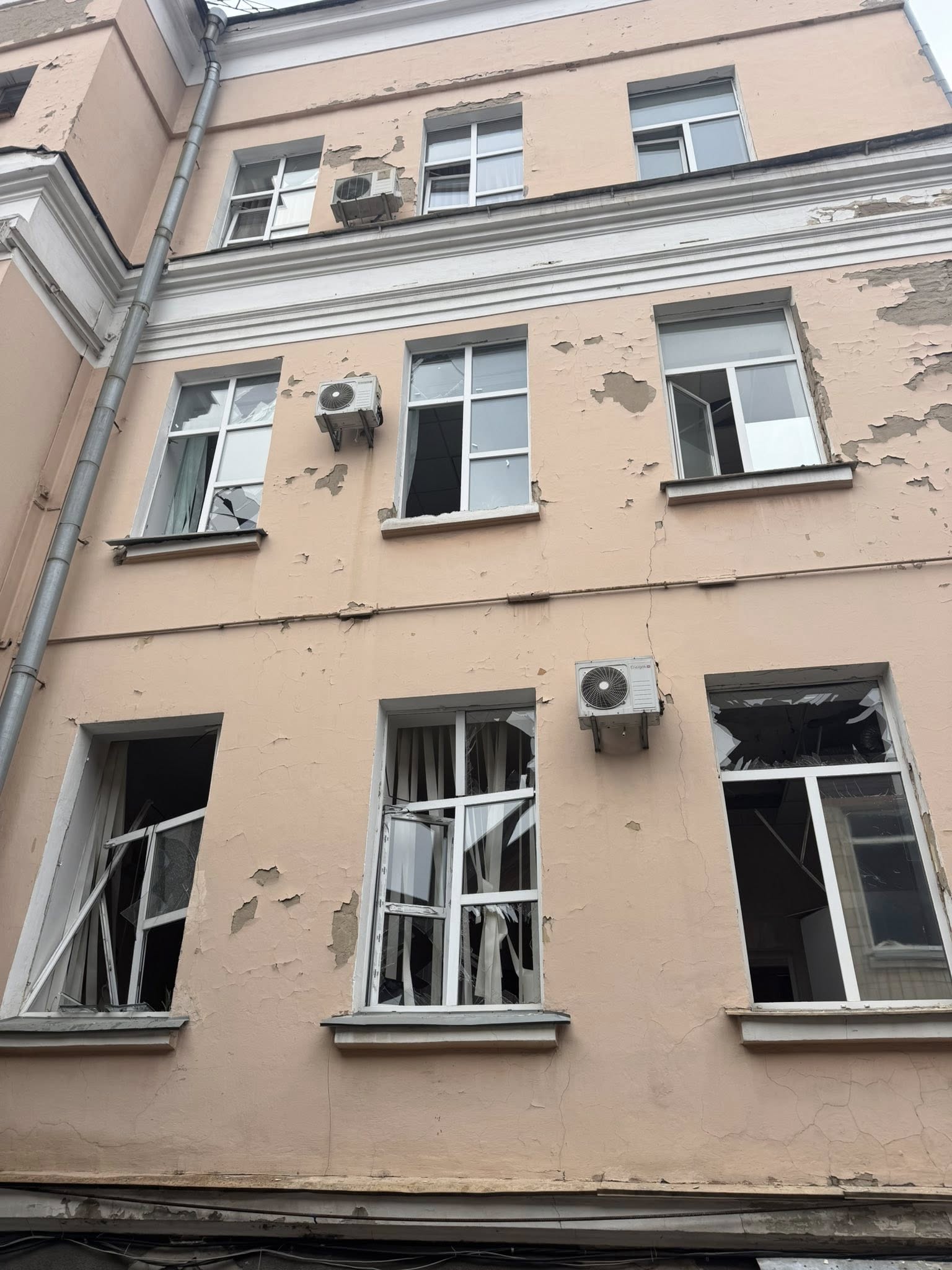 Під час обстрілу Києва пошкоджено одну з будівель Міносвіти - фото 3