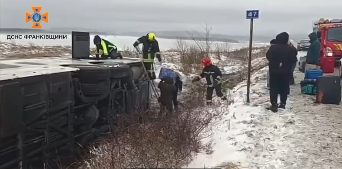 Рейсовий автобус перекинувся на Прикарпатті: загинув чоловік, є поранені - фото 2