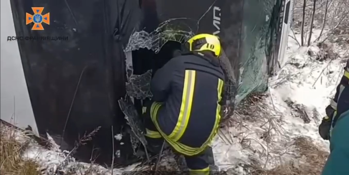 Рейсовий автобус перекинувся на Прикарпатті: загинув чоловік, є поранені