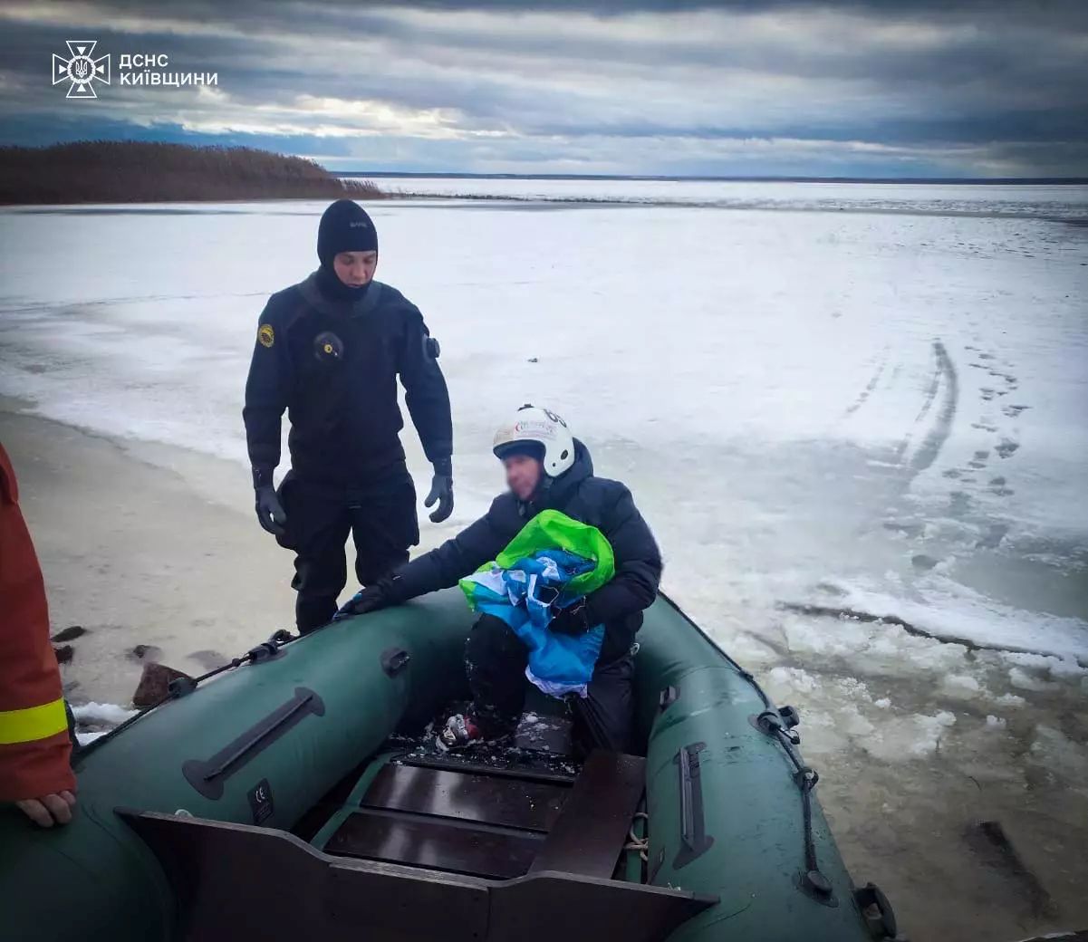 На Київському водосховищі двоє рибалок провалилися під лід