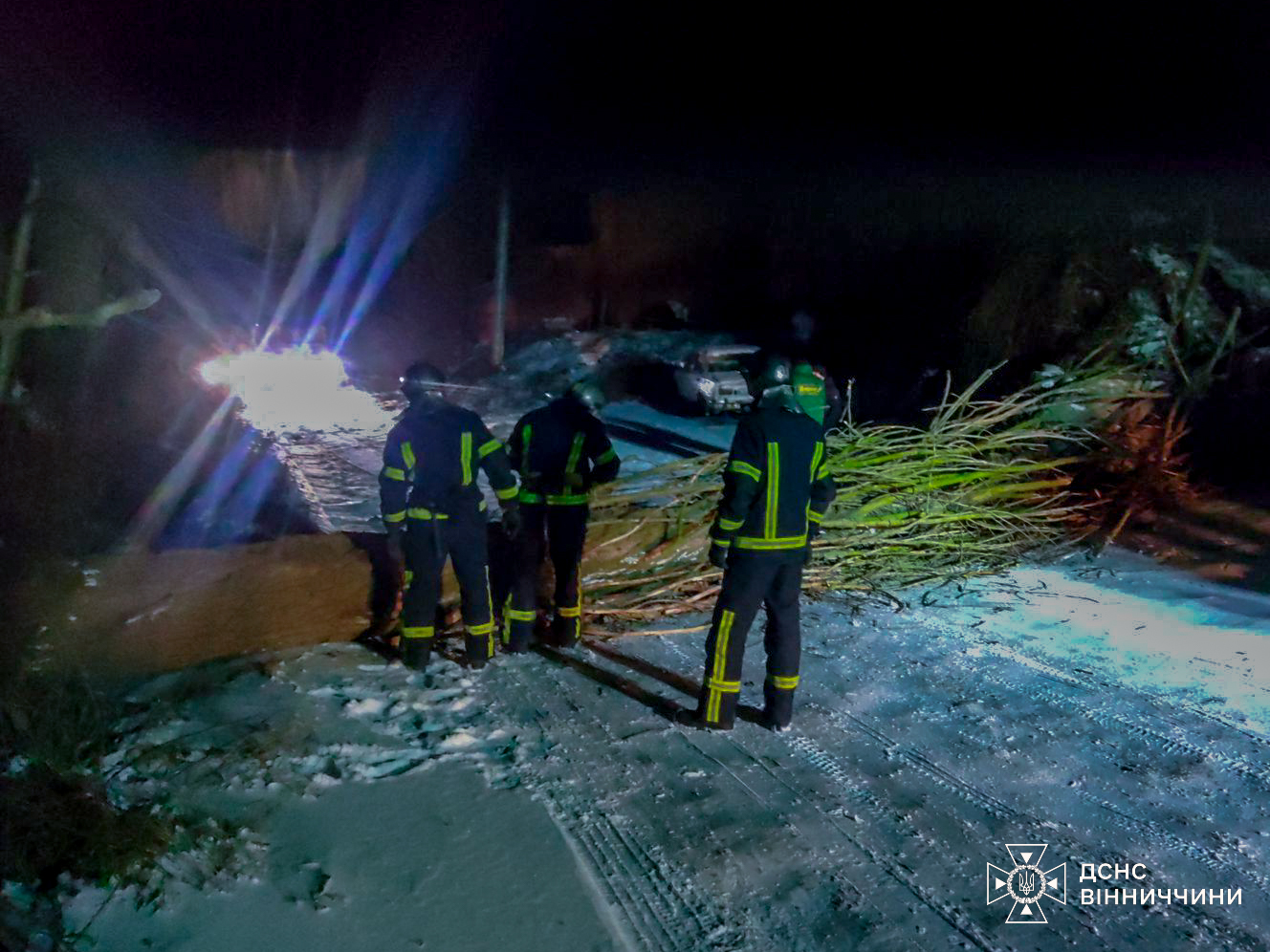 Рятувальники витягали машини зі снігових заметів на Вінниччині