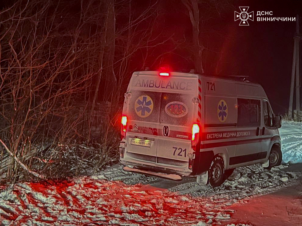 Рятувальники витягали машини зі снігових заметів на Вінниччині - фото 2