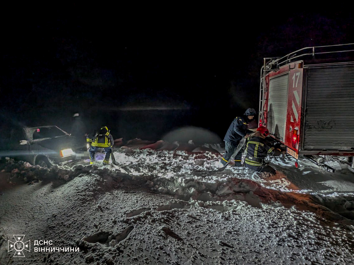 Рятувальники витягали машини зі снігових заметів на Вінниччині - фото 4