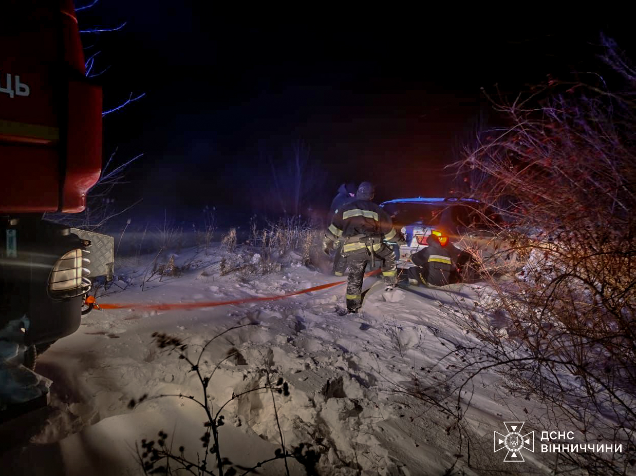 Рятувальники витягали машини зі снігових заметів на Вінниччині - фото 6