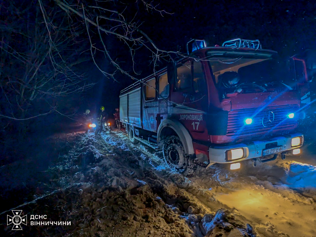 Рятувальники витягали машини зі снігових заметів на Вінниччині - фото 7