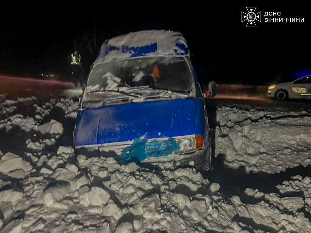 Рятувальники витягали машини зі снігових заметів на Вінниччині - фото 8