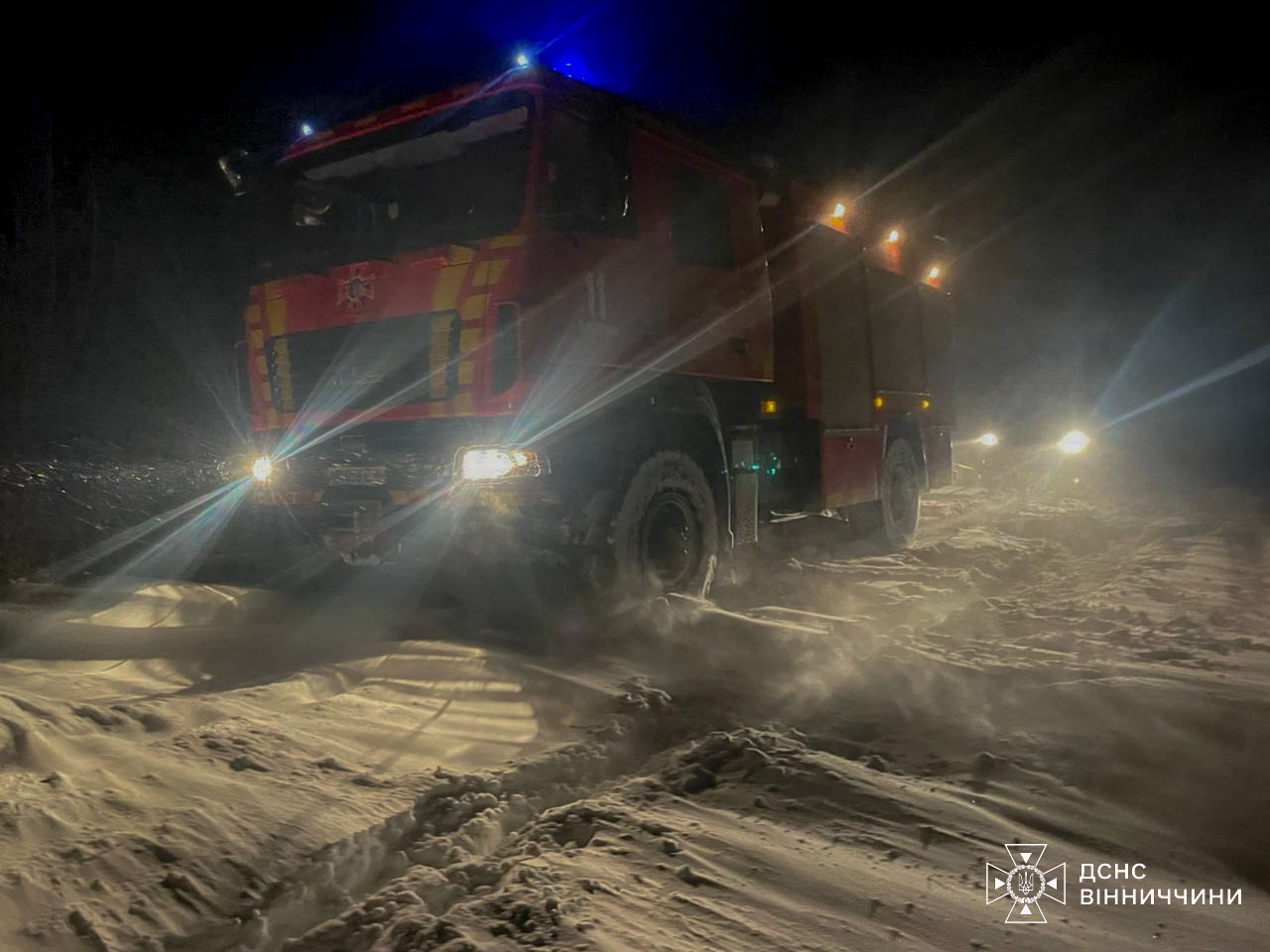 Рятувальники витягали машини зі снігових заметів на Вінниччині - фото 9