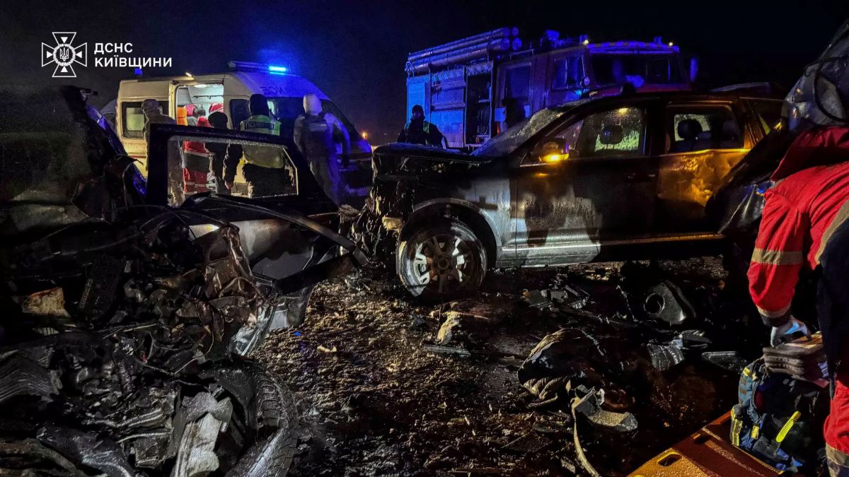 На Бориспільщині маршрутка зіткнулася з легковиками: одна людина загинула, 18 постраждали