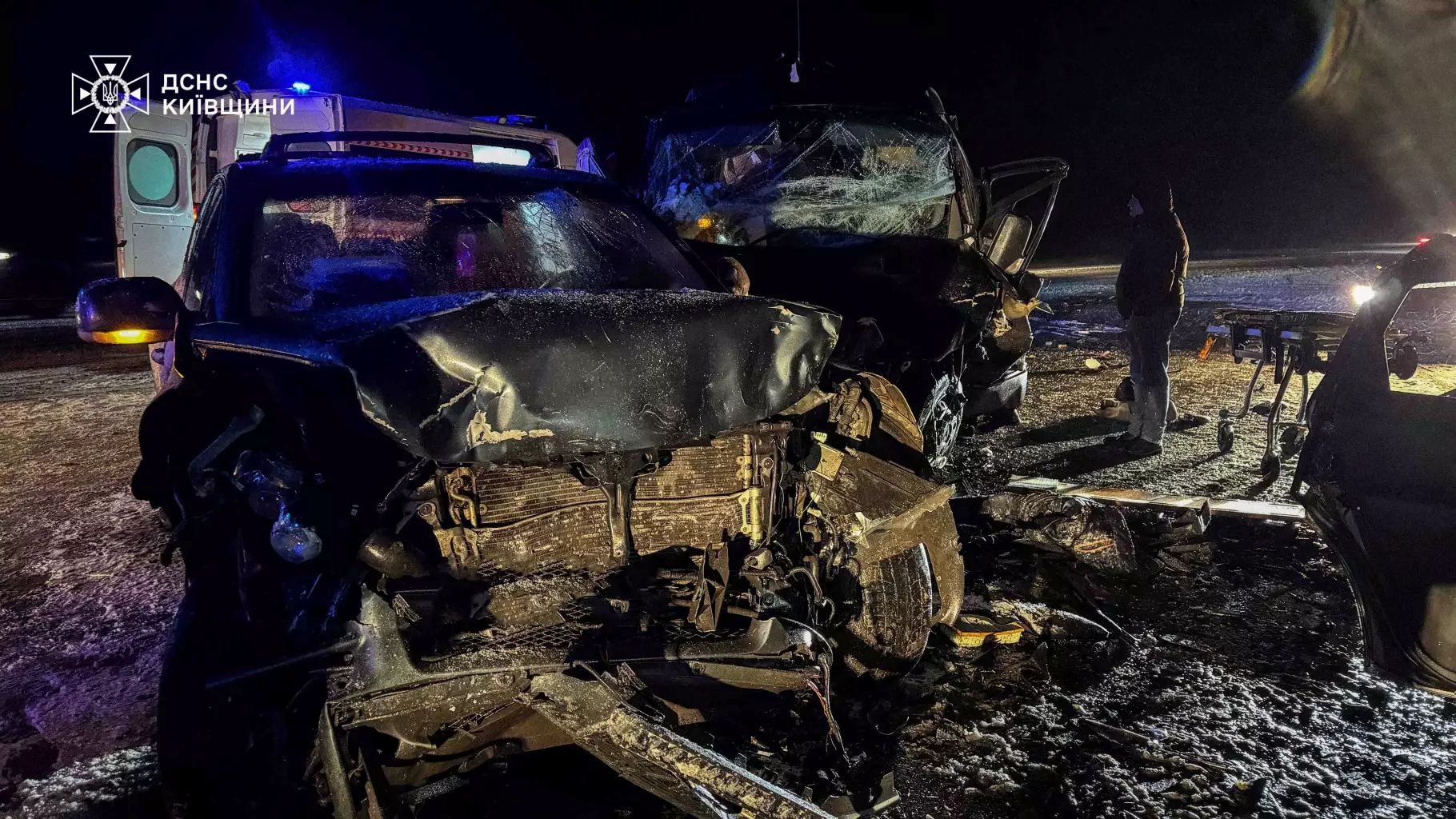 На Бориспільщині маршрутка зіткнулася з легковиками: одна людина загинула, 18 постраждали - фото 2