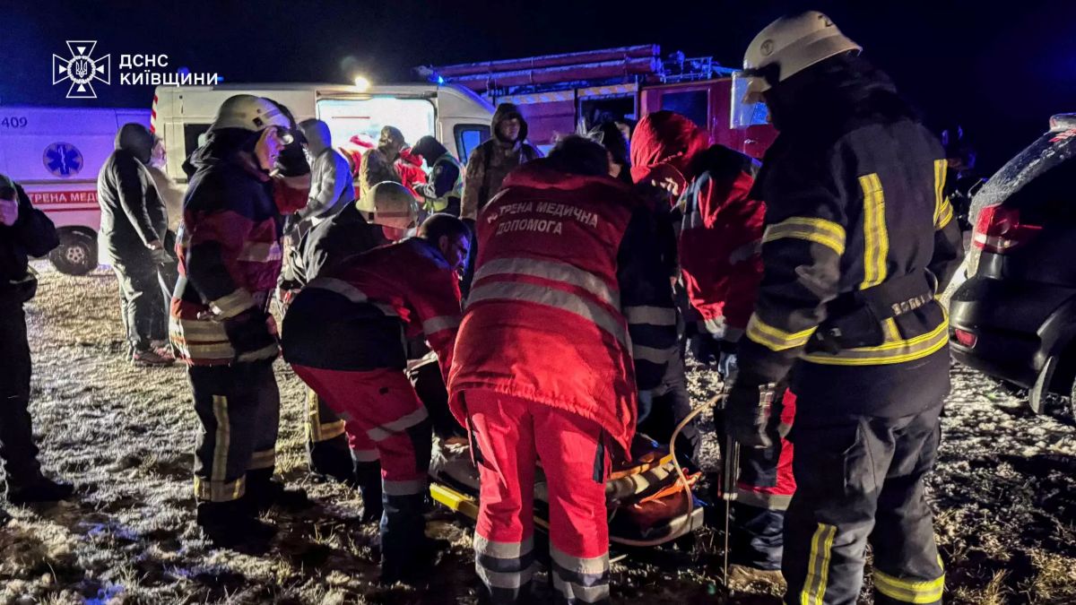 На Бориспільщині маршрутка зіткнулася з легковиками: одна людина загинула, 18 постраждали - фото 3