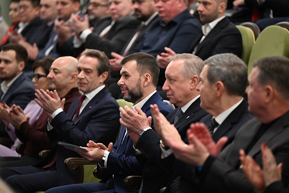 В окупованому Маріуполі росіяни відкрили «відновлений» драмтеатр, зруйнований авіабомбою у 2022 році