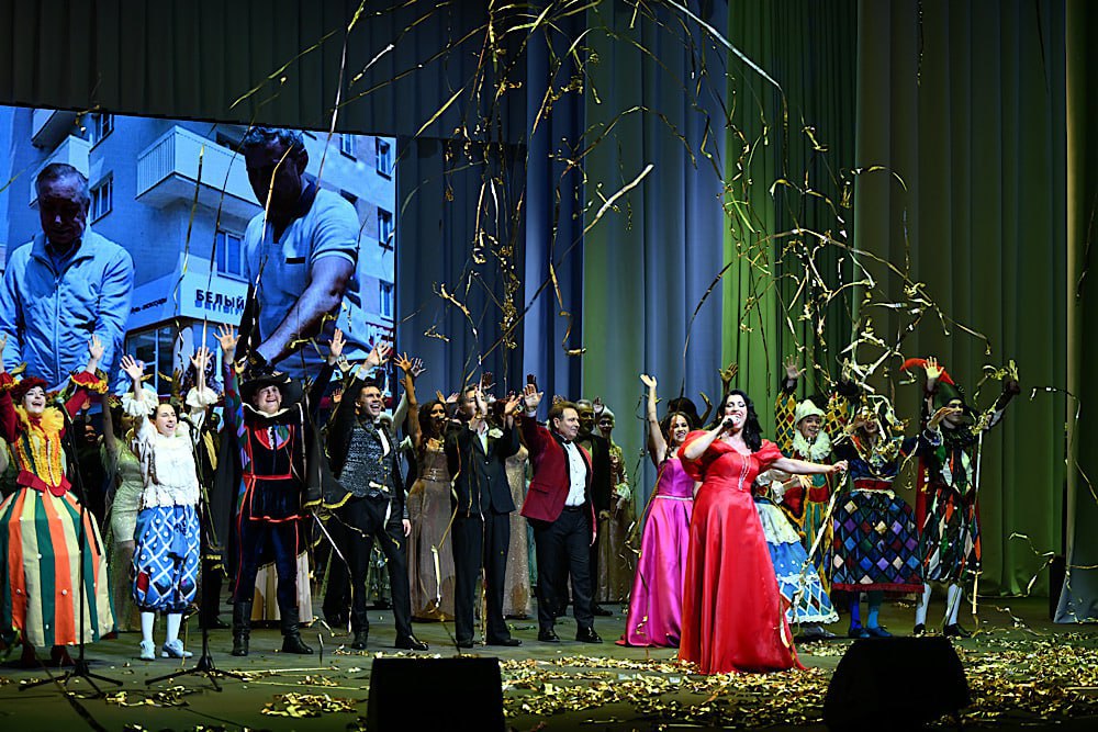 В окупованому Маріуполі росіяни відкрили «відновлений» драмтеатр, зруйнований авіабомбою у 2022 році - фото 2