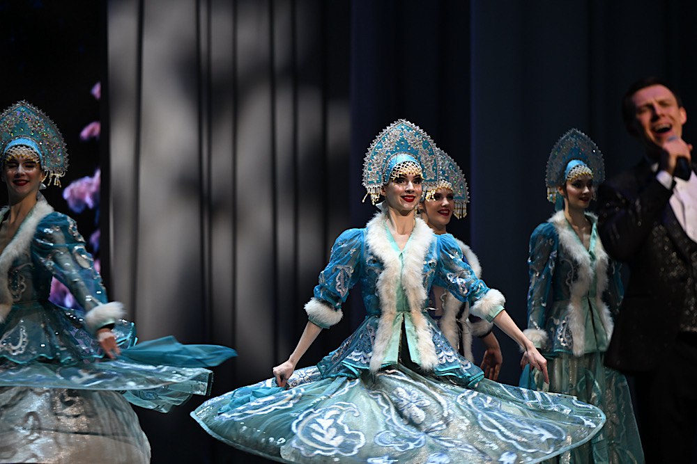 В окупованому Маріуполі росіяни відкрили «відновлений» драмтеатр, зруйнований авіабомбою у 2022 році - фото 4