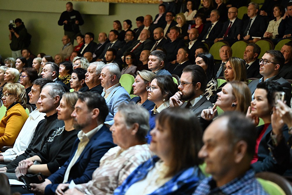 В окупованому Маріуполі росіяни відкрили «відновлений» драмтеатр, зруйнований авіабомбою у 2022 році - фото 3