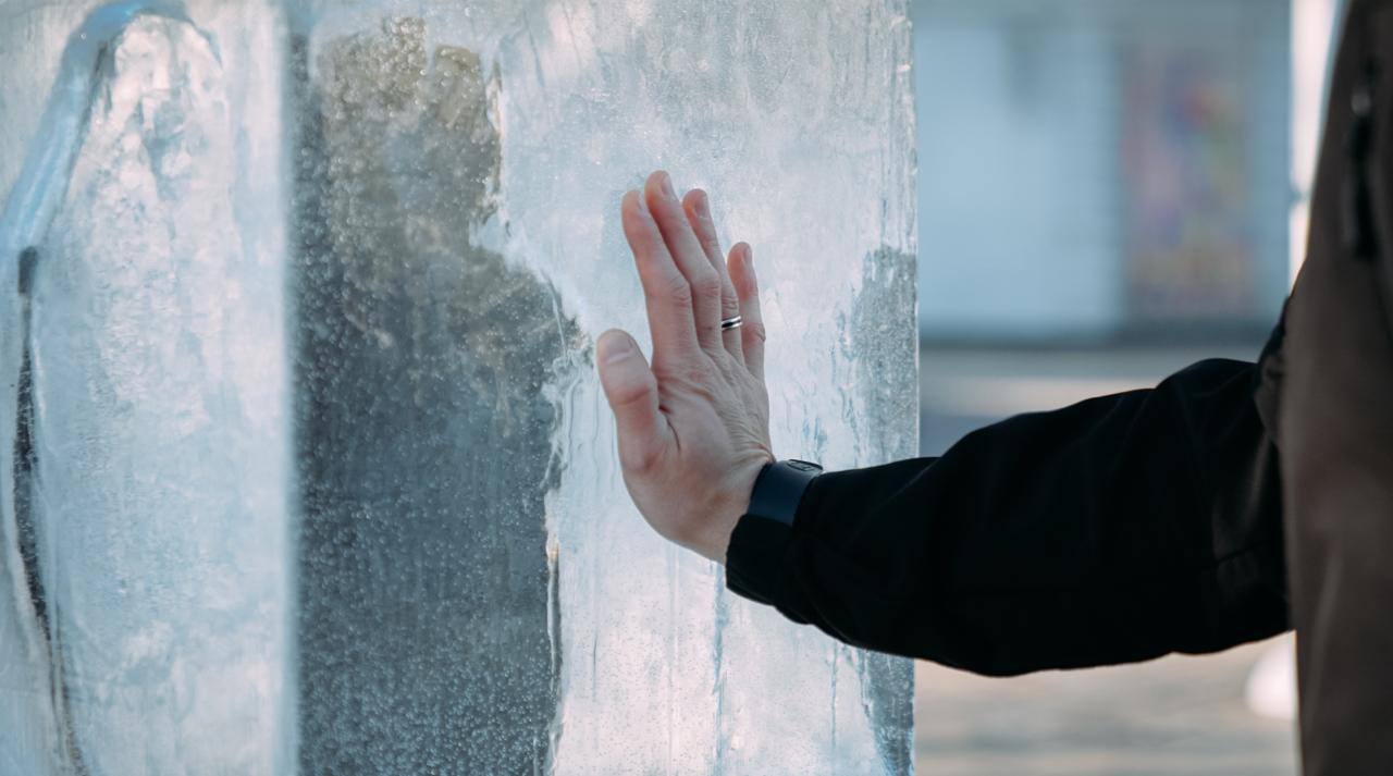 Серце у крижаній брилі: у Києві запрацювала інтерактивна інсталяція