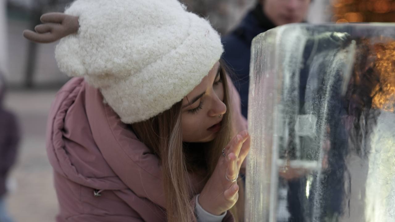 Серце у крижаній брилі: у Києві запрацювала інтерактивна інсталяція - фото 4