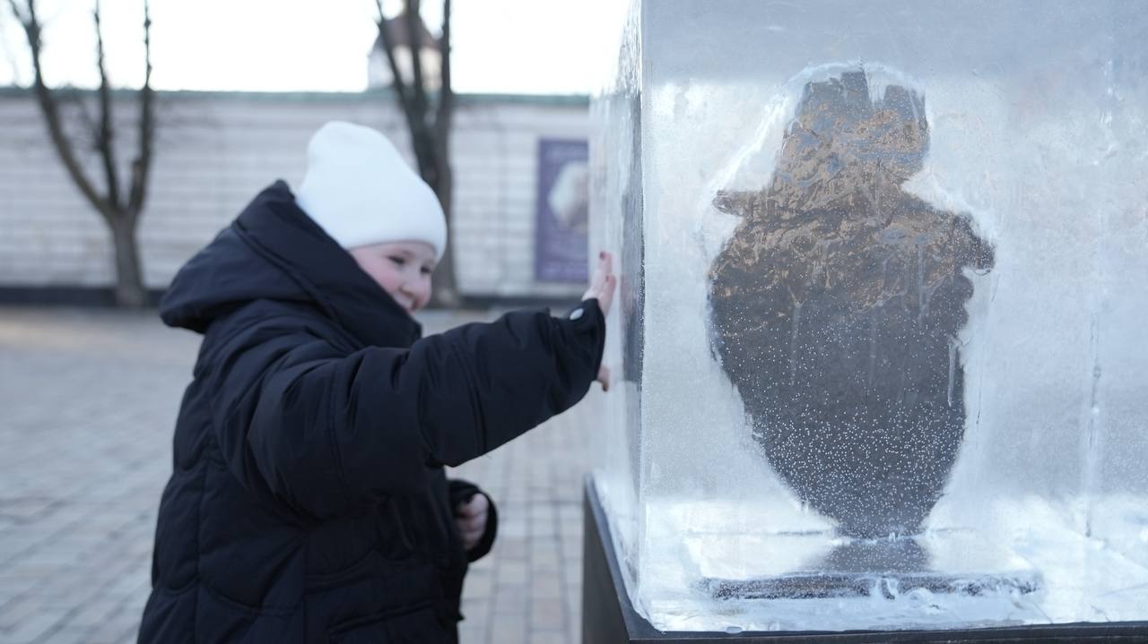 Серце у крижаній брилі: у Києві запрацювала інтерактивна інсталяція - фото 5