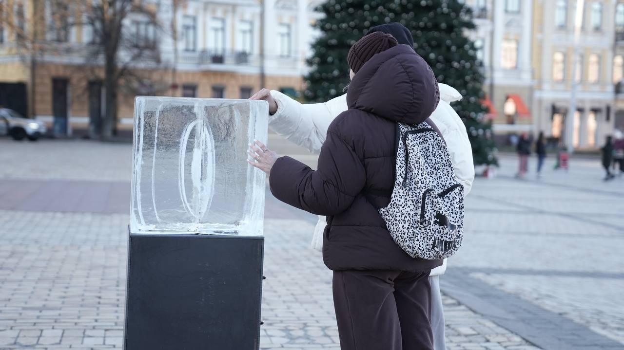 Серце у крижаній брилі: у Києві запрацювала інтерактивна інсталяція - фото 6