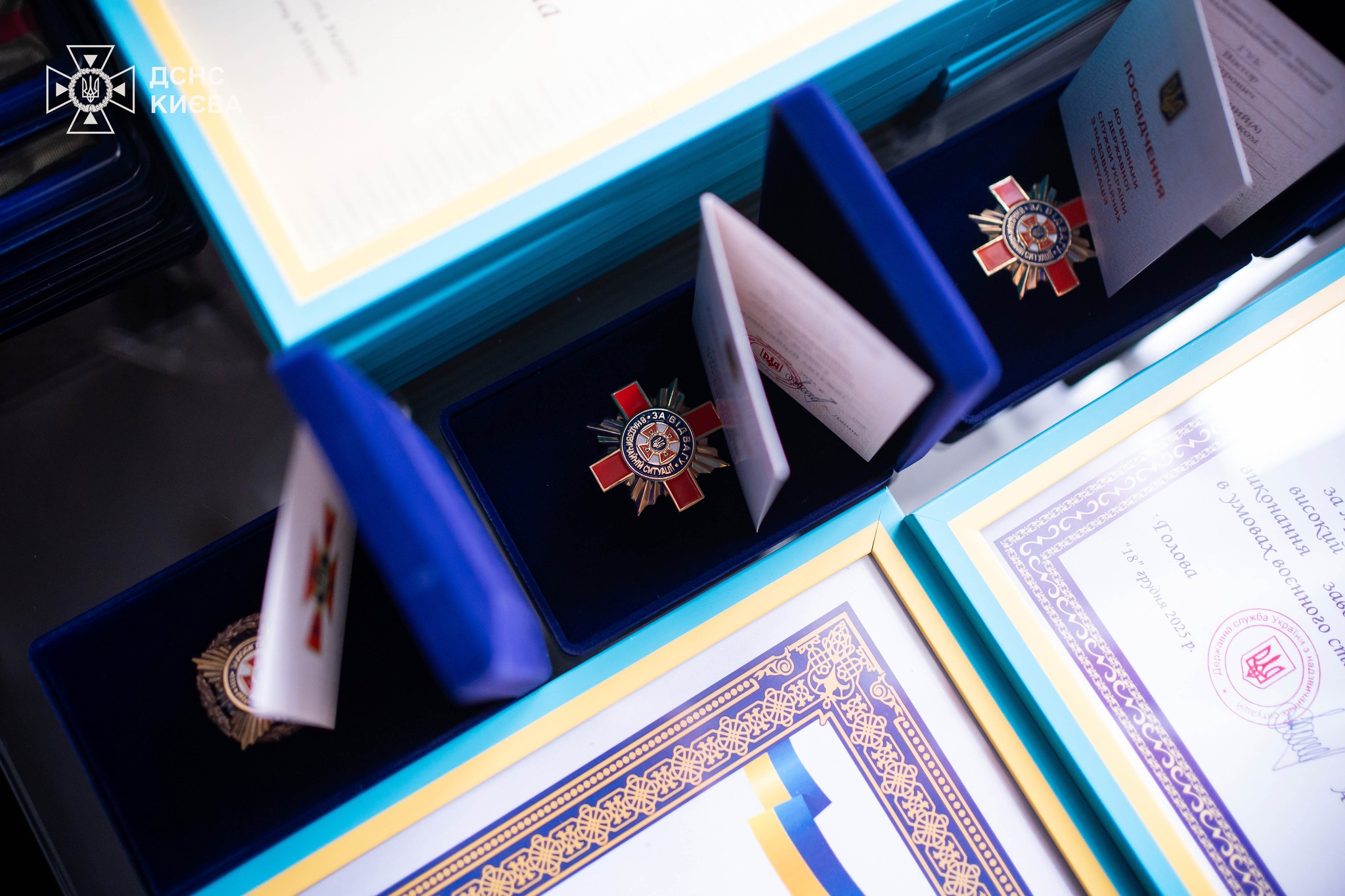 Напередодні Нового року у столиці відзначили київських рятувальників - фото 2