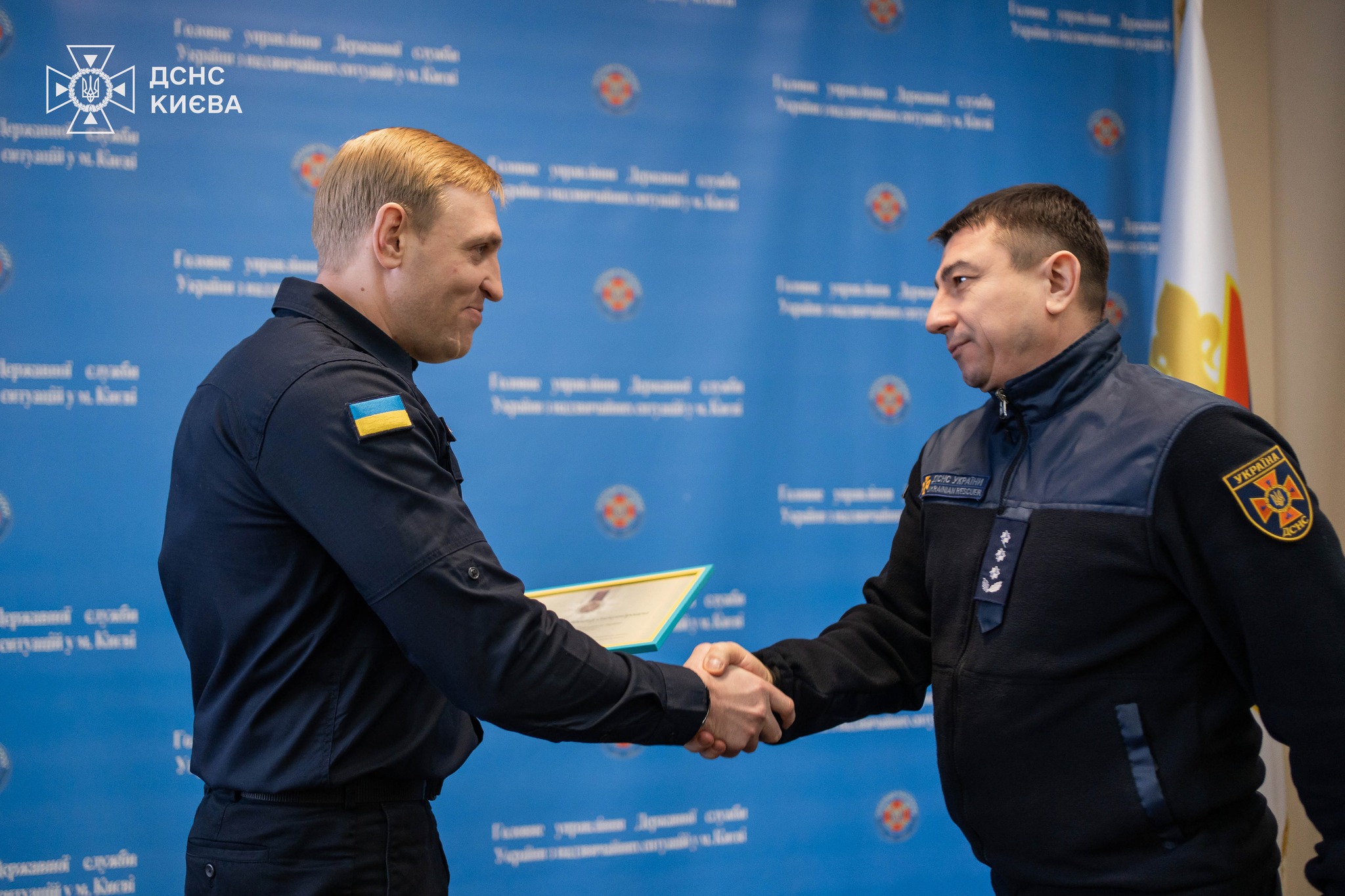 Напередодні Нового року у столиці відзначили київських рятувальників - фото 4