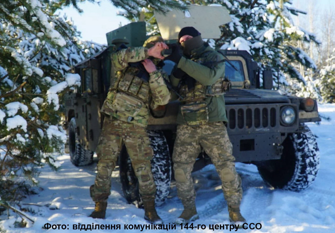 Ялинка, цукерки і мінометний вогонь: як бійці ССО зустрічають Новий рік на фронті - фото 3
