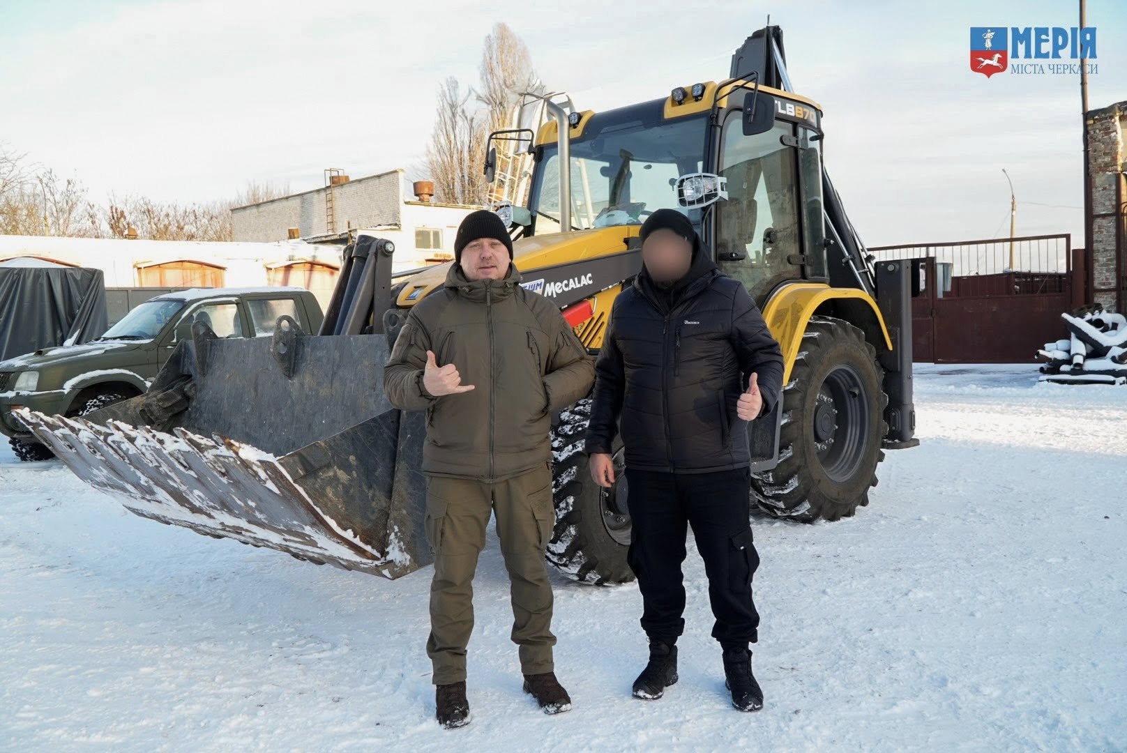 Захисникам на фронт з Черкас відправили екскаватор