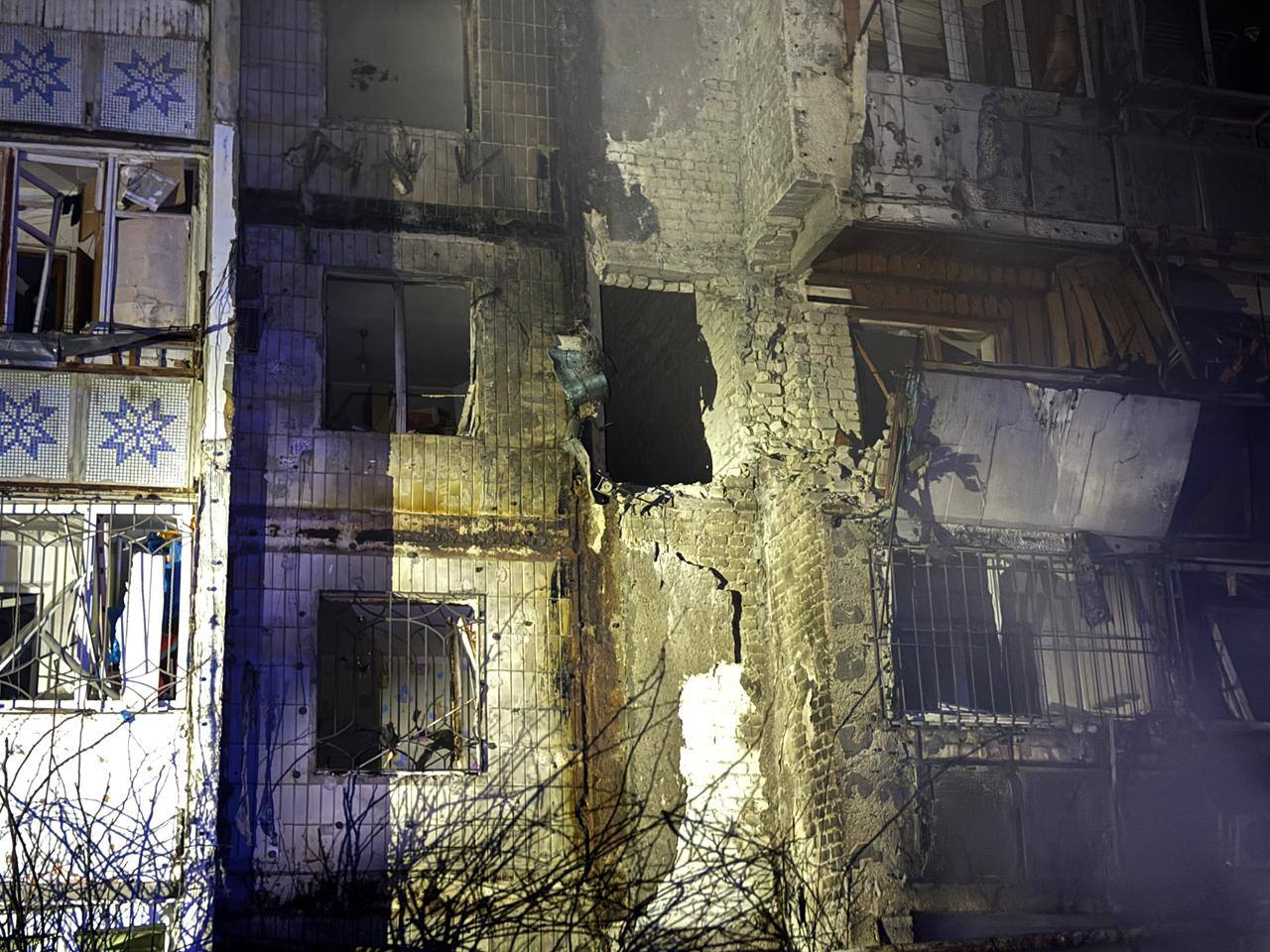 Нічний обстріл Одеси залишив частину міста без світла, води і тепла, є постраждалі