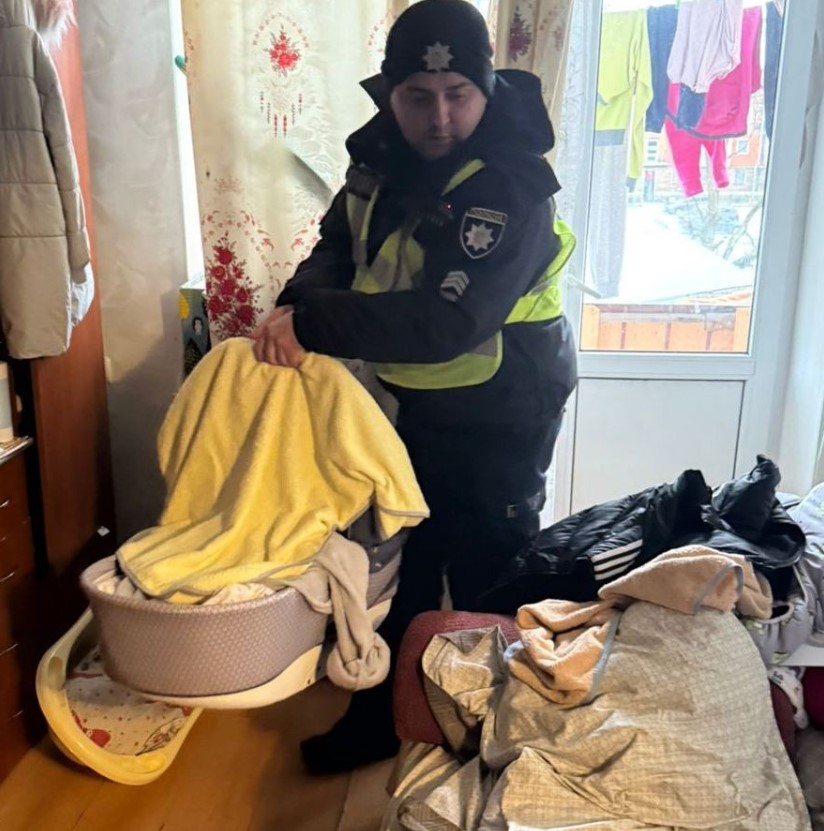 На Львівщині мама залишила у зачиненій квартирі 1,5 місячну і 8-річну дитину. Жінку розшукують