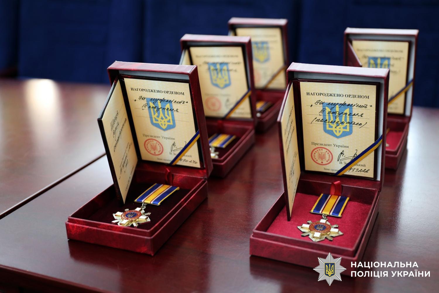 Керівник поліції Києва вручив державні нагороди поліцейським, які захищають країну на фронті та сім’ям загиблих правоохоронців - фото 2