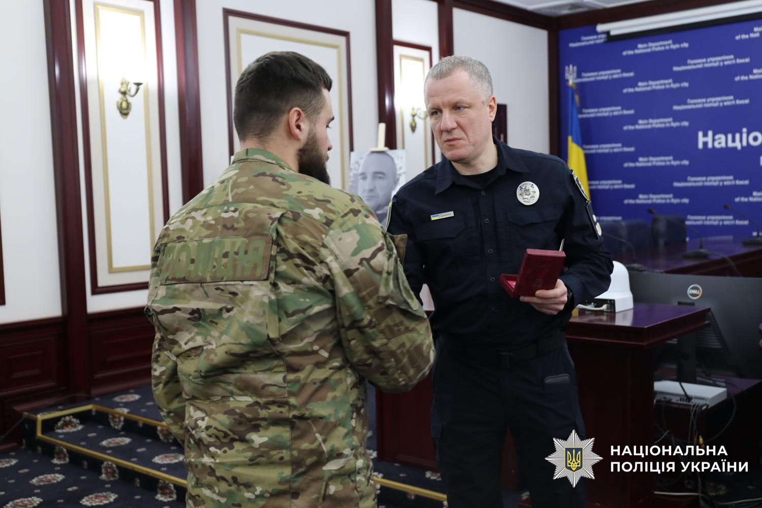 Керівник поліції Києва вручив державні нагороди поліцейським, які захищають країну на фронті та сім’ям загиблих правоохоронців - фото 4