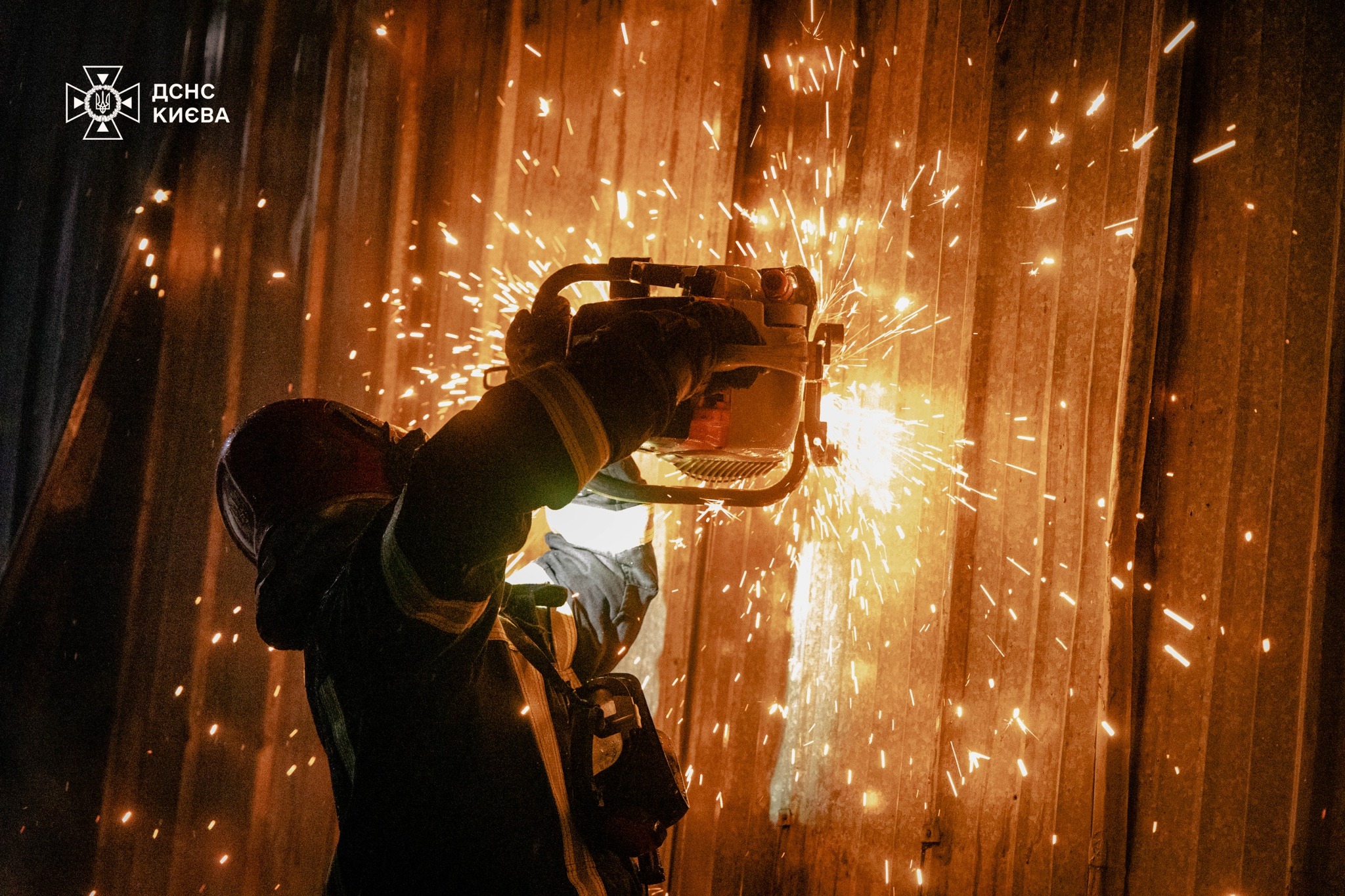 У Голосіївському районі вогнеборці ліквідували пожежу у складському приміщені